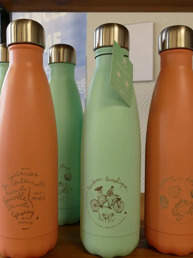 Bouteilles isothermes orange et vertes avec des illustrations : Gourdes qwetch