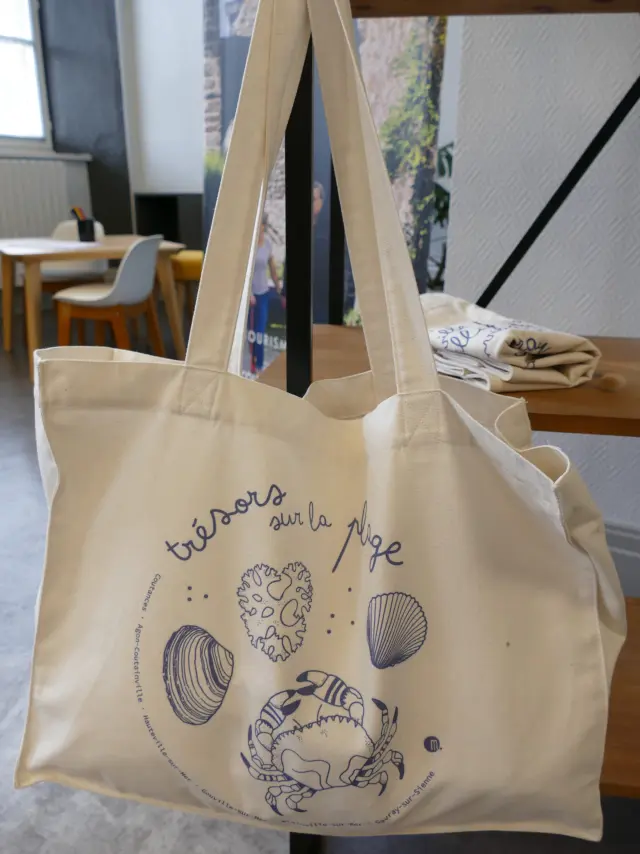 Sac cabas en toile avec des motifs de coquillages et de crabes