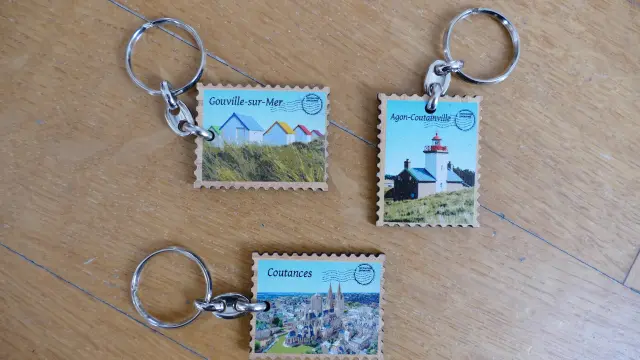 Trois porte-clés avec des timbres représentant des lieux de Coutances mer et bocage