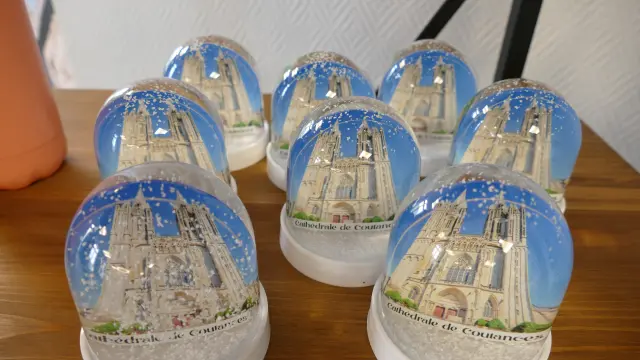 Neuf boules à neige représentant la cathédrale de Coutances