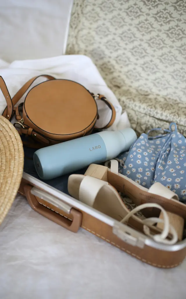 Un sac de voyage ouvert avec des accessoires de voyage