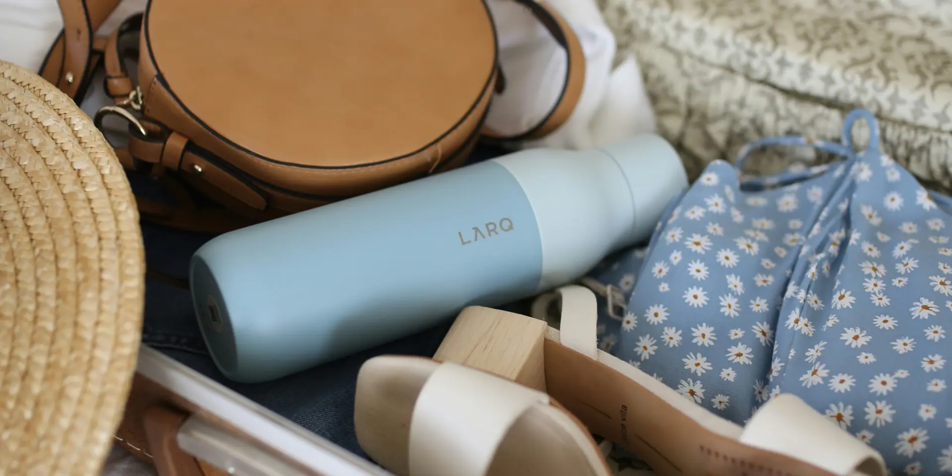 Un sac de voyage ouvert avec des accessoires de voyage