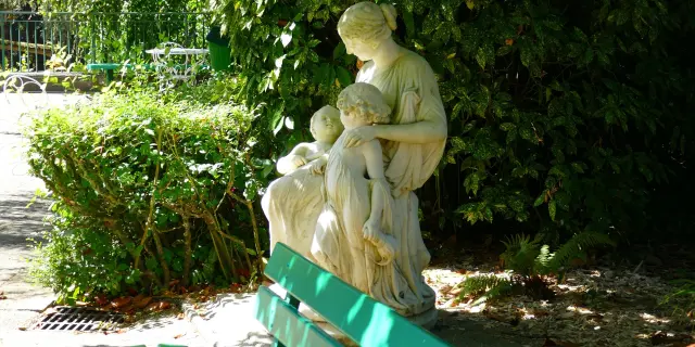Statue et banc au Jardin des plantes de Coutances