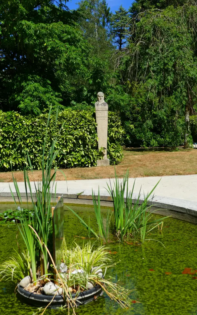 Statue de pierre dans le jardin des plantes de Coutances