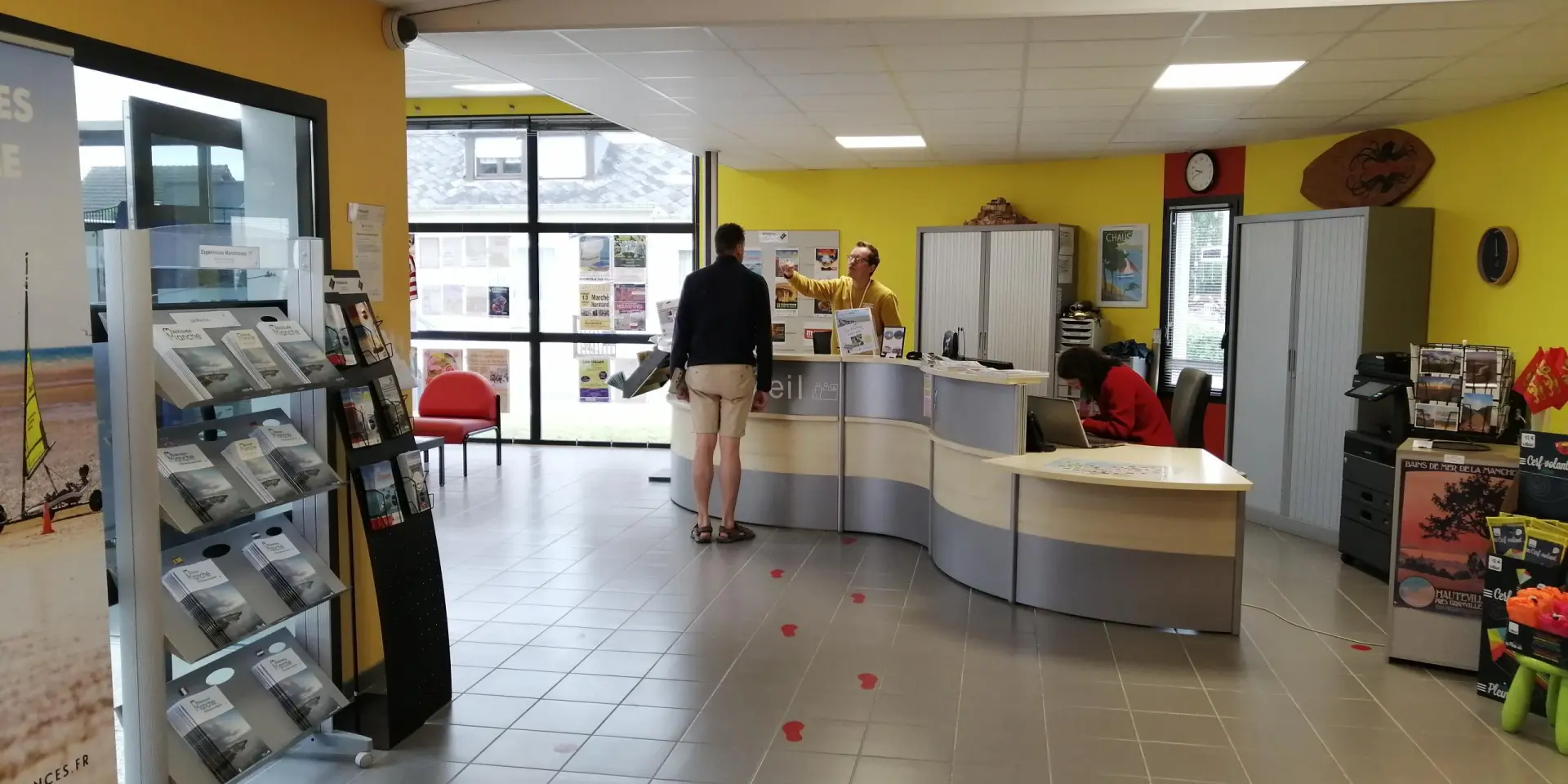 Accueil au bureau d'information touristique de Hauteville Sur Mer