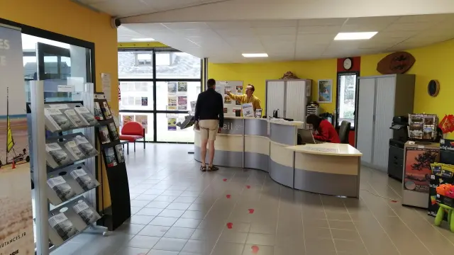 Accueil au bureau d'information touristique de Hauteville Sur Mer