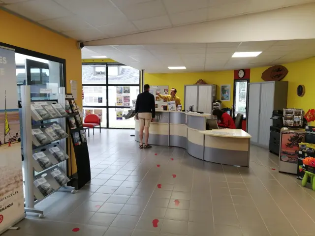 Accueil au bureau d'information touristique de Hauteville Sur Mer