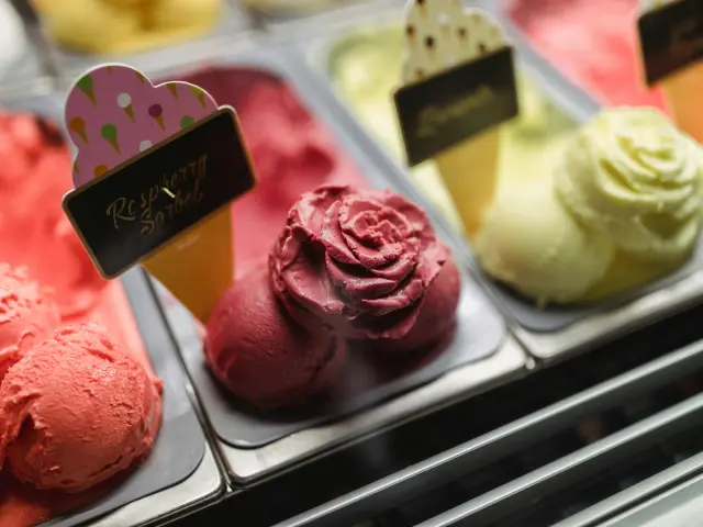Différentes saveurs de glaces dans un bac réfrigéré