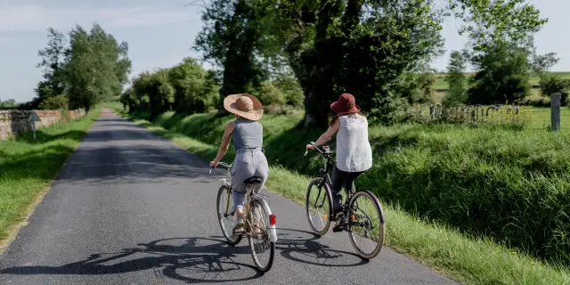Deux personnes faisant du vélo sur une route de campagne