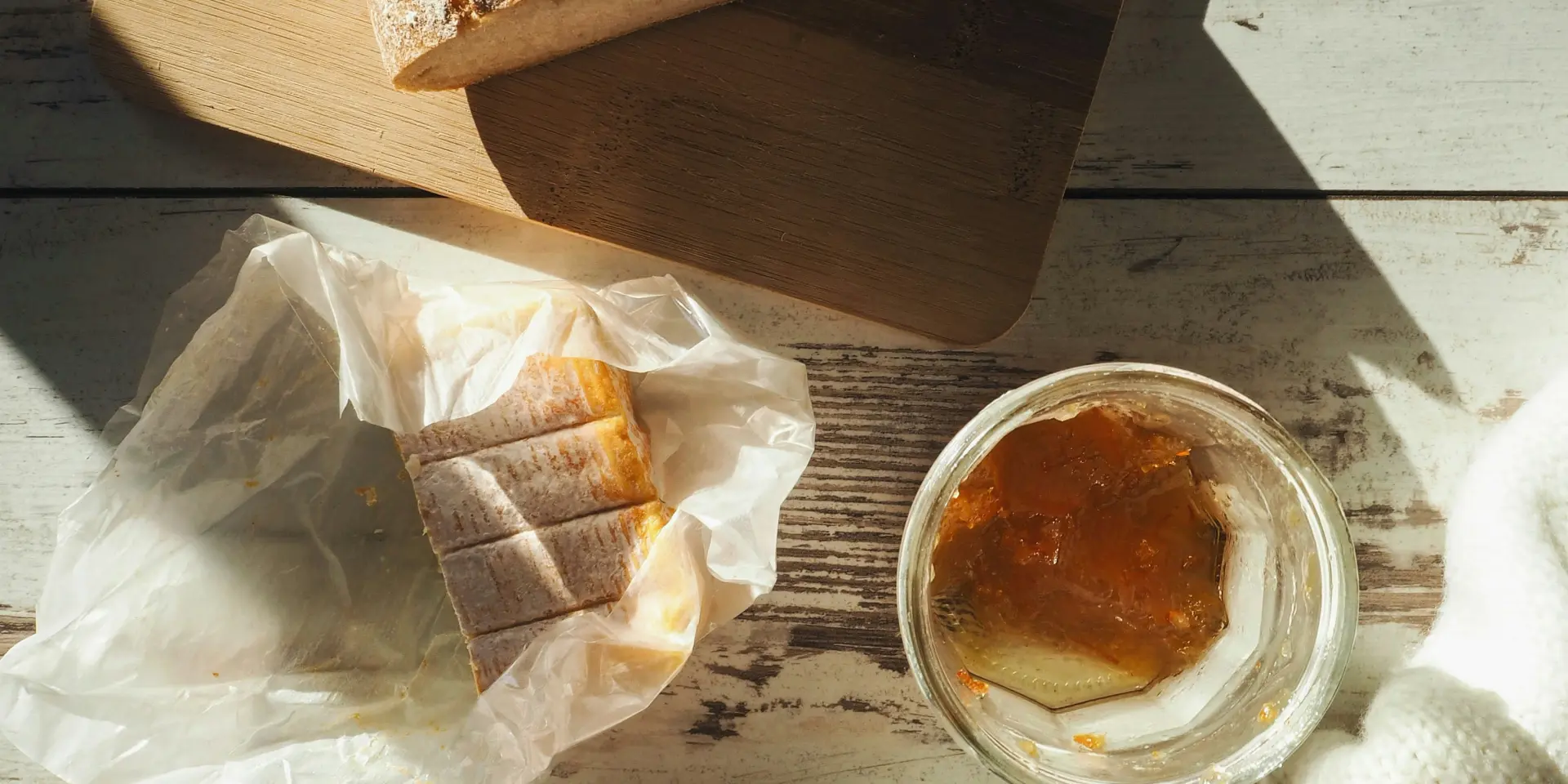 Assiette en carton avec deux parts de gâteau et une fourchette en bois, accompagnée d'une tasse de café