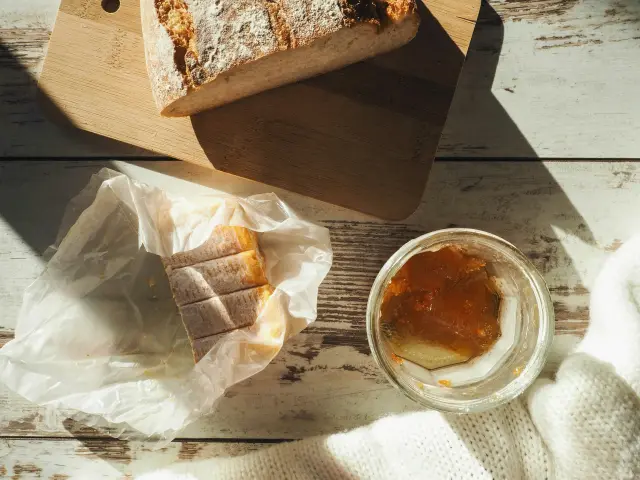 Pain, camembert, miel, confiture