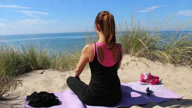 Séance de yoga sur la plage