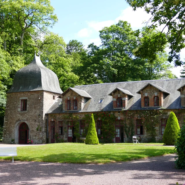 Batiments du Château de Cerisy la Salle