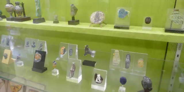 Étagère présentant des objets artisanaux et des souvenirs variés