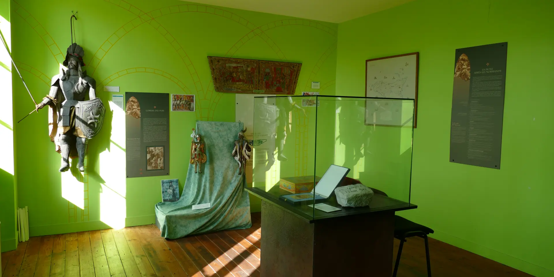 Ausstellungsraum mit historischen Artefakten und Informationsschildern