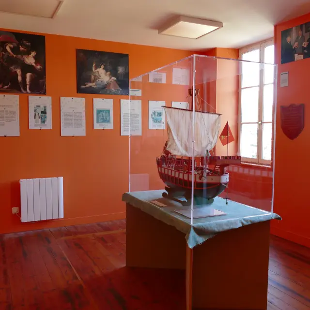 Historisches Schiffmodell unter Glasglocke