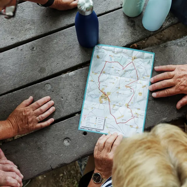 Groupe de personnes étudiant une carte pour une randonnée