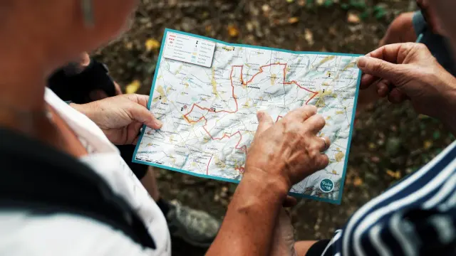 Deux personnes étudiant une carte de randonnée