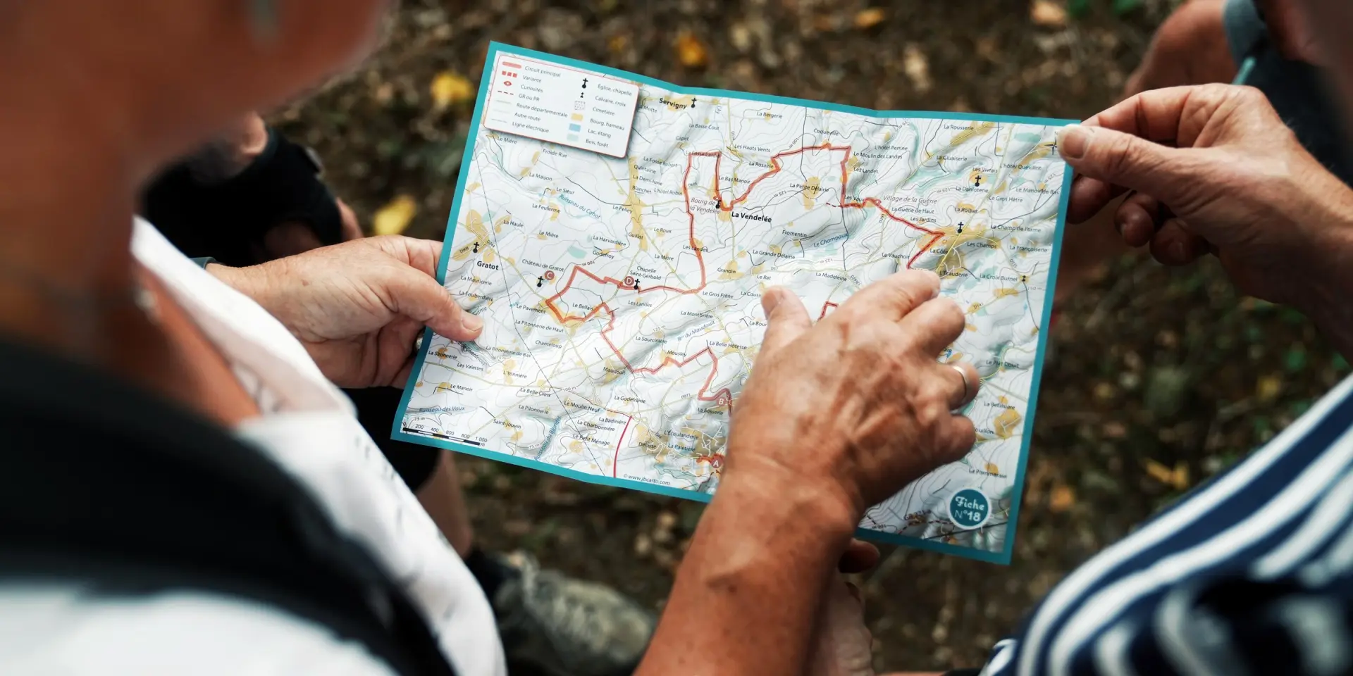 Deux personnes étudiant une carte de randonnée