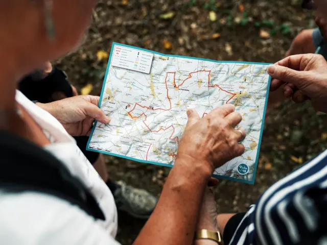Deux personnes étudiant une carte de randonnée