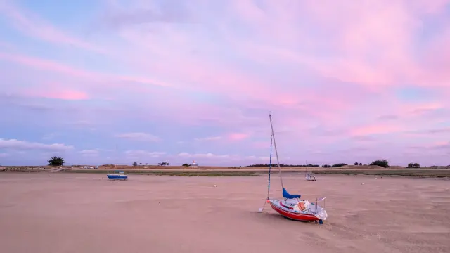 Zwei Segelboote am Strand bei Sonnenuntergang vertäut