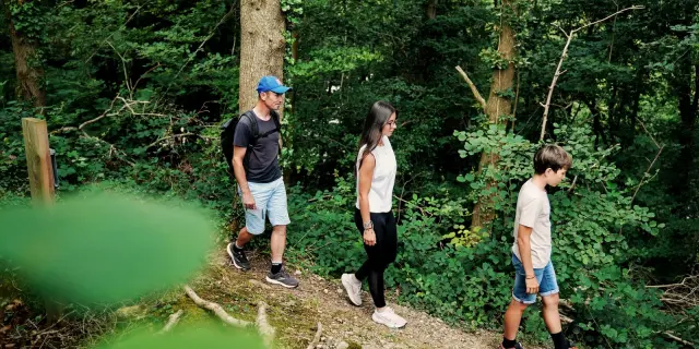 Trois personnes marchant sur un sentier de randonnée