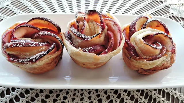 Trois petits pains moelleux à la cannelle disposés sur une assiette blanche