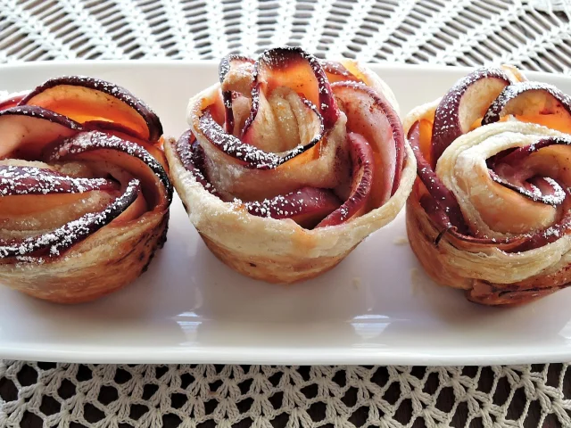 Trois roses des sables aux pommes sur une assiette blanche