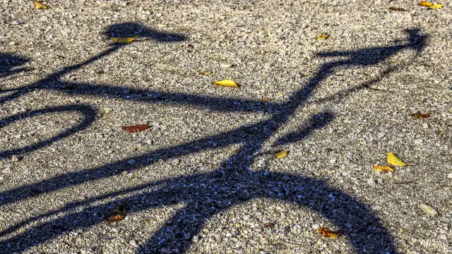 Traces de pas laissées sur une plage de galets