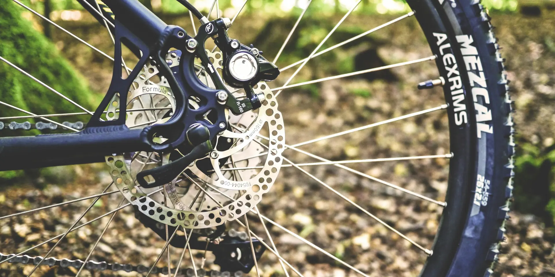 Gross plan sur une roue de vélo avec un frein à disque et un pneu marqué MEZCAL