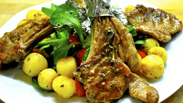 Assiette de viande grillée, pommes de terre et légumes