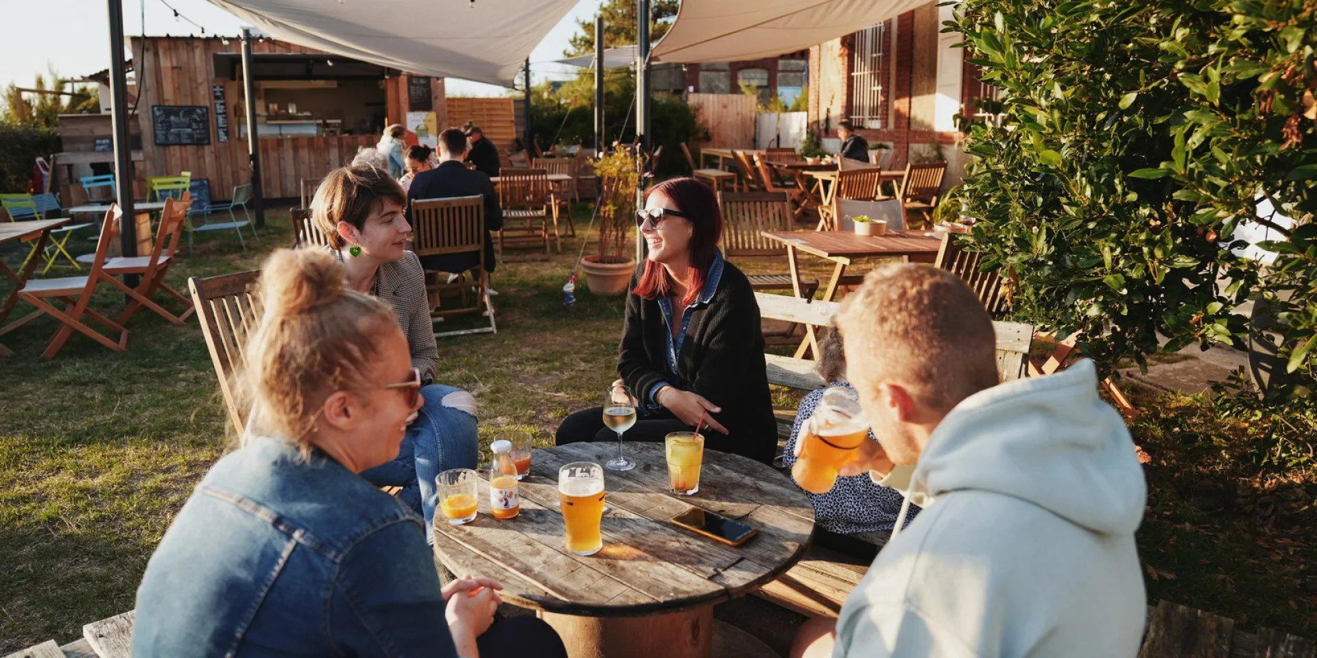 Verre entre amis à la petite gare