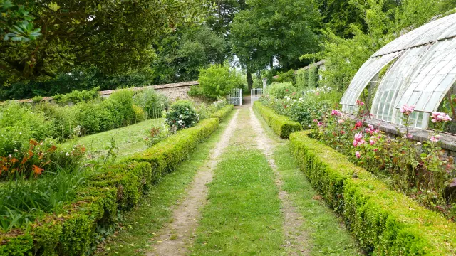 Allée du jardin du château de Cerisy la Salle