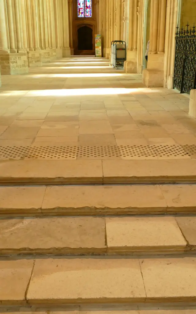 Escaliers en pierre avec rampes en métal dans la cathédrale de Coutances