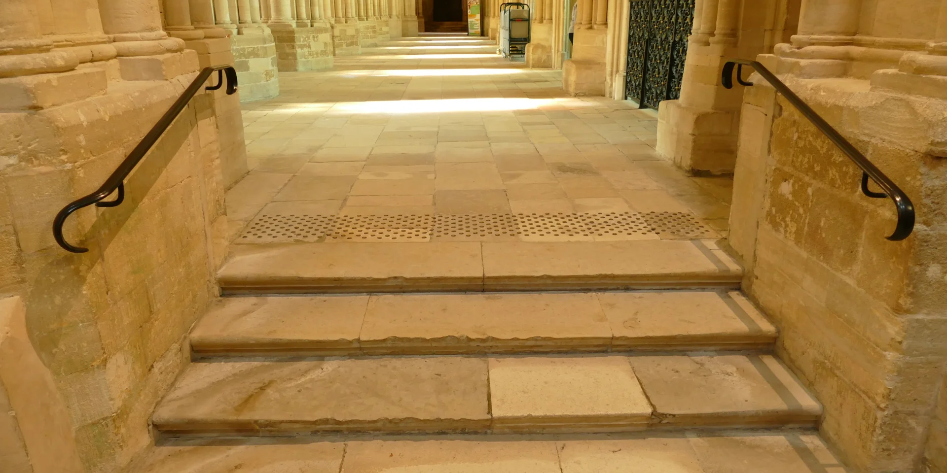 Acces Pmr Cathedrale De Coutances 3