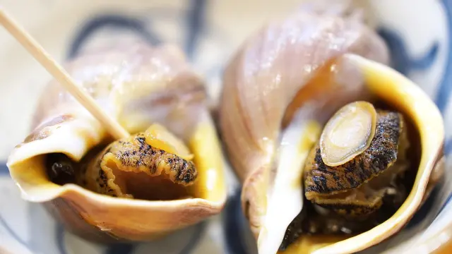 Petits fours garnis de crème vanille et de pépites de chocolat