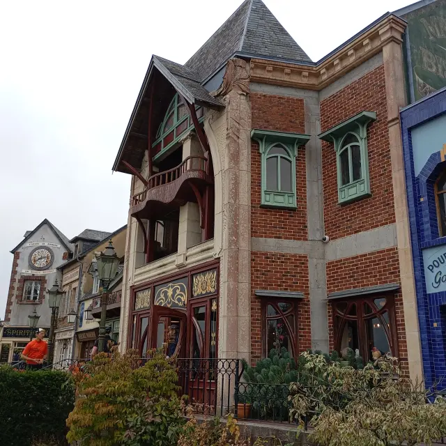 Gebäude mit verschiedenen und farbenfrohen Stilen