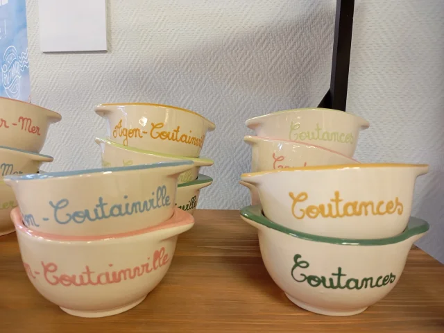 Bols en céramique empilés avec le nom Coutances écrit dessus