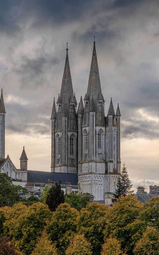 Cathédrale de Coutances avec ses flèches pointues et des nuages sombres