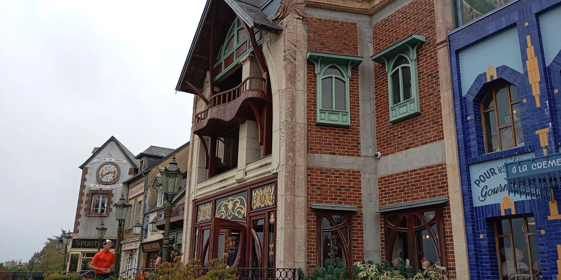 Bâtiments aux styles variés et colorés : devanture de la maison du biscuit de Sortosville en Beaumont
