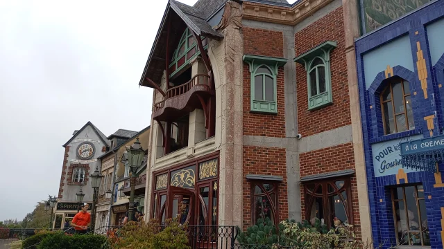 Bâtiments aux styles variés et colorés : devanture de la maison du biscuit de Sortosville en Beaumont