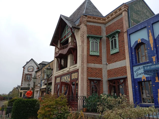 Bâtiments aux styles variés et colorés : devanture de la maison du biscuit de Sortosville en Beaumont