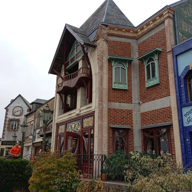 Bâtiments aux styles variés et colorés : devanture de la maison du biscuit de Sortosville en Beaumont