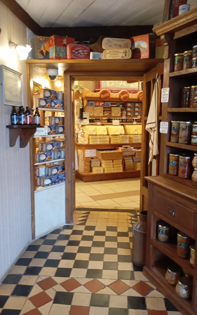 Intérieur de la maison du Biscuit de Sortosville en Beaumont avec des étagères remplies de produits artisanaux