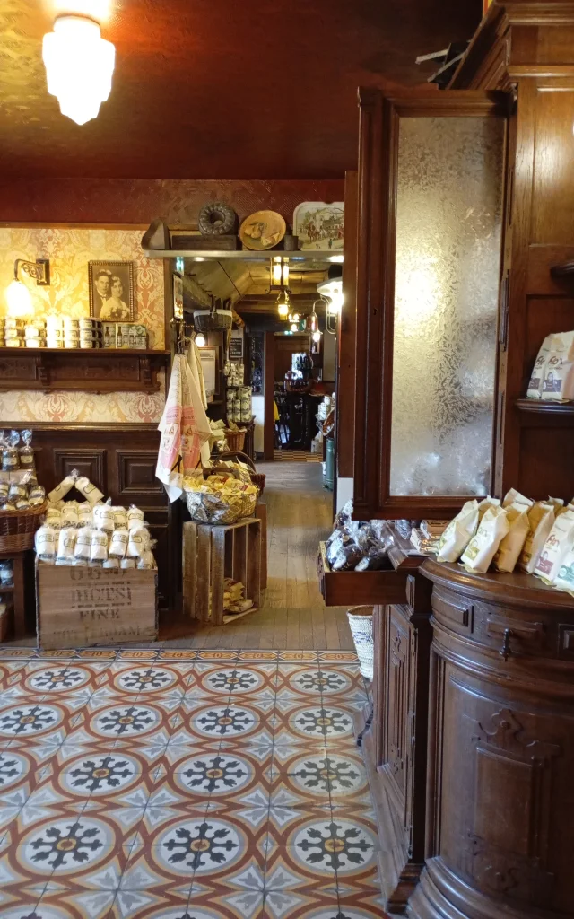 Intérieur d'une boutique de produits fins avec des étagères en bois et des produits en vrac à la maison du Biscuit de Sortosville en Beaumont