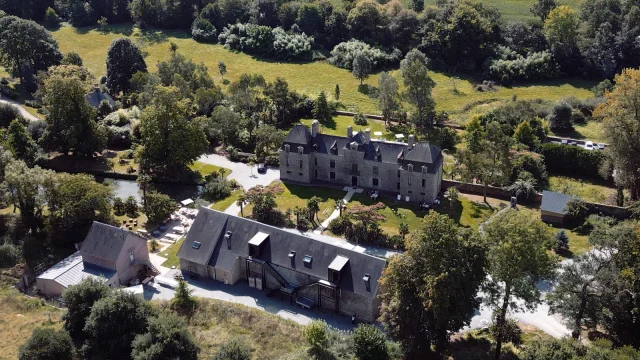 Chateau et bâtiments entourés de verdure et de jardins bien entretenus - Eco domaine du Plessis