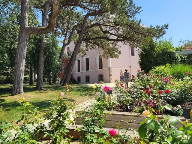 Musée Dior Granville , allée vers le musée