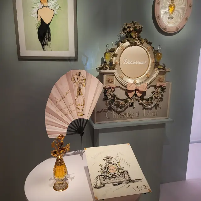 Musée Dior Granville vitrine autour du parfum