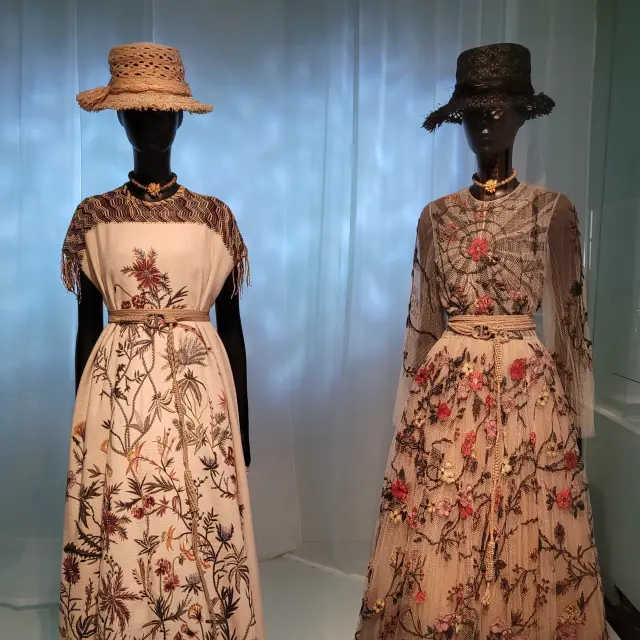 Musee Dior Granville : mannequins dans les vitrines