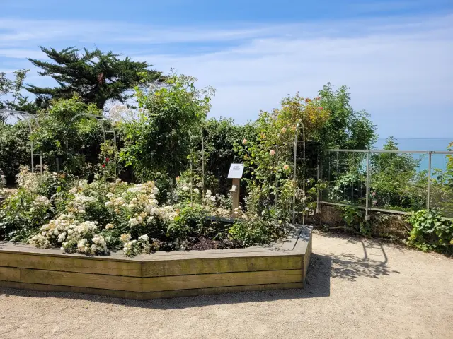 Musée Dior Granville : vue du jardin et de la mer